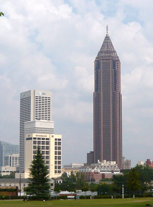 Bank of America Plaza 1,023フィート (312m)、55階建て、世界 で30番目、アメリカでは8番目、アメリカの全州都に建っている建物としては一番高い建物だそうです。