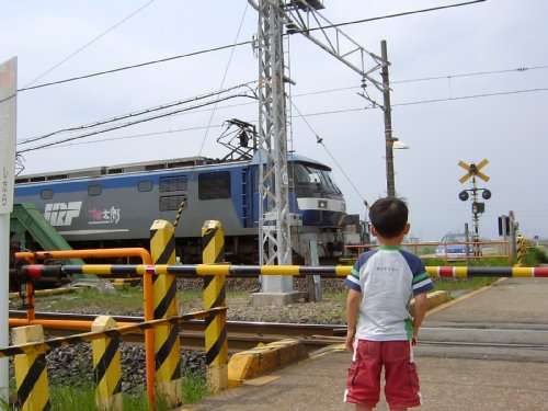 機関車を見るhito (EF210桃太郎)20050429