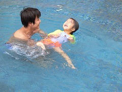 プールでおおはしゃぎ