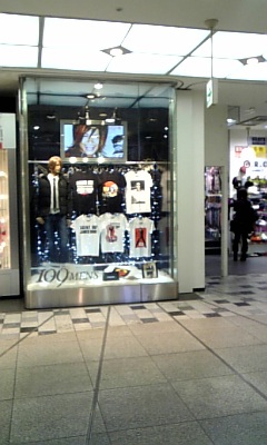 巨大ポスター 『 007慰めの報酬 』 2009年1月8日撮影 渋谷109-2壁面 17日18日先行上映，1/24公開 ＋ 007慰めの報酬