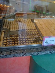 店内のスイーツ２