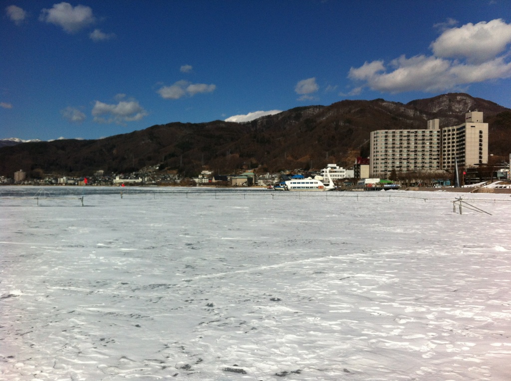 今日ニュースで、諏訪湖全面 ...