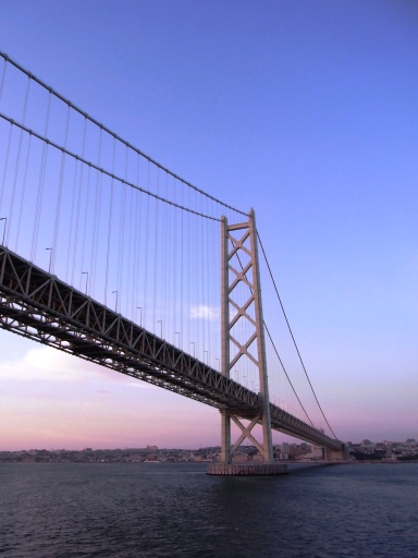 夕暮れの明石海峡大橋