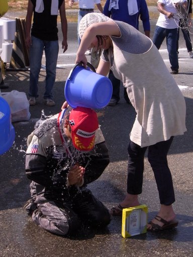 ウイナーの背中に注がれる氷たち．．．