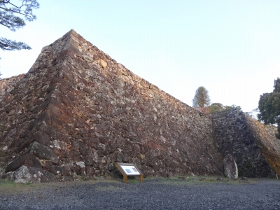 DSC00368三の丸石垣.jpg