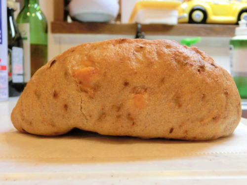 ベッカライ　しゅんた　ローストオニオンとチェダーチーズのライ麦パン側面.jpg