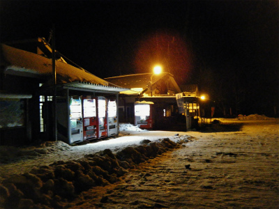 夜の峠の駅