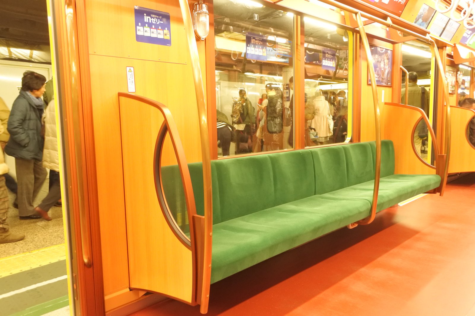 Seating of Tokyo Metro 1000 Series 1139F set
