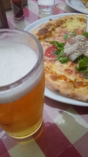 ビールとピザ.JPG