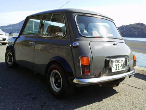 ミニクーパー（海岸沿いにて）斜め後ろ