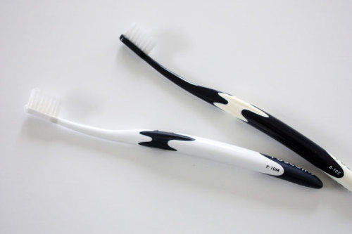 白黒モノトーンの歯ブラシ　.jpg