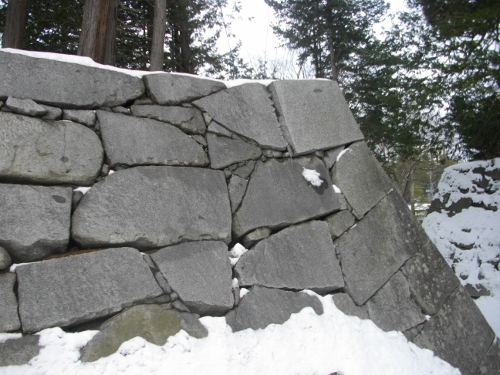 盛岡城三の丸虎口石垣 (500x375).jpg