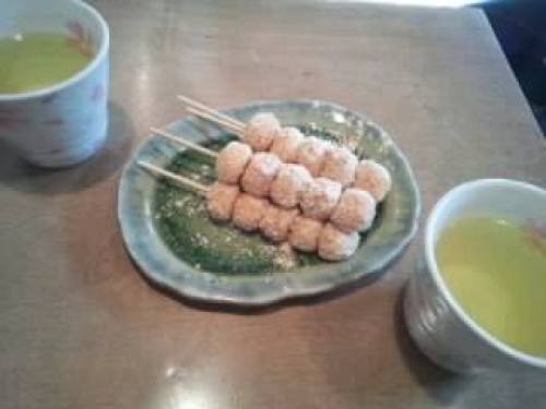 妹夫婦に車で迎えに来てもらって、さっそく買い食い♪ 奈良の「たまうさぎ」 米粉のお団子(^w^)<br />
<br />
http://loco.yahoo.co.jp/place/0add56907202bc167142e6caa58c5da6256dd5ee/<br />
帰ってきて、場所を調べました。車で連れてってもらったので・・・