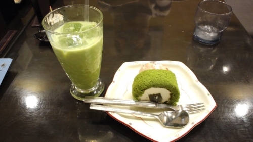先斗入ルの抹茶わらびもちロールケーキ 小倉アイス添えとアイス抹茶ラテ.JPG