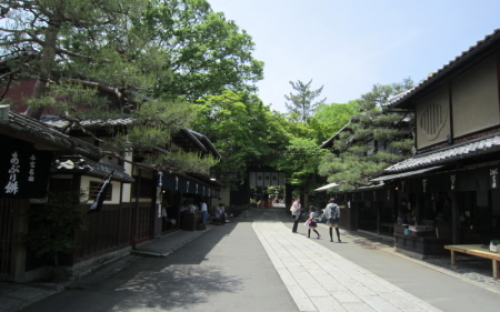 今宮神社参道のあぶり餅老舗「かざりや」と「一和」