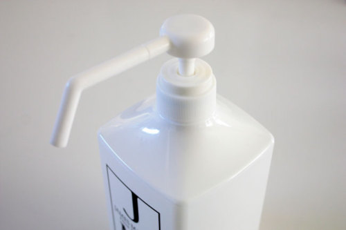 真っ白スクエア容器クールなデザインのジェームスマーティンのアルコール　WAGAYA　（wagaya）　インテリアになる除菌　アルコール　デザインにもこだわりたい人のデザイン容器.jpg