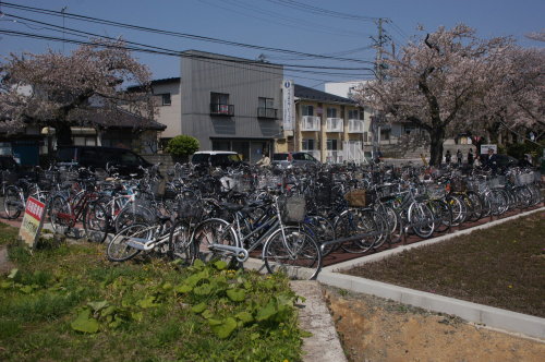 する地下の駐輪場で自転車の出し入れを