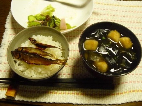 P1760742 (640x480)140712夕食　ご飯には小鮎の佃煮を載せて、麩と若布の澄まし汁と.jpg