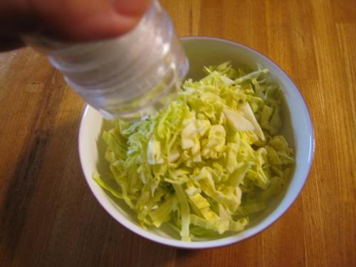 キャベツに岩塩を振る