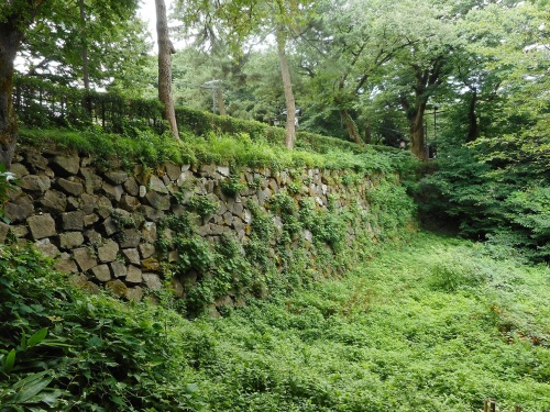 高岡城二の丸石垣 (3).JPG