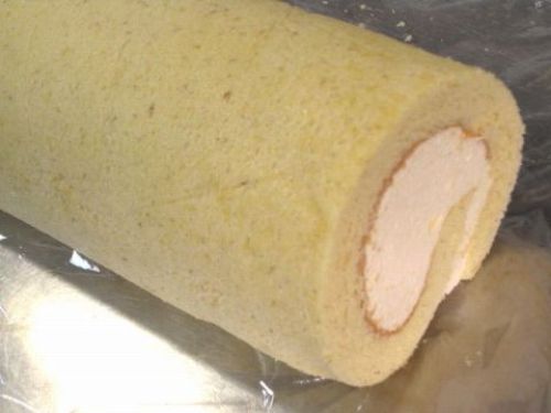 バナナ生地のカスタード生クリームのロールケーキ.jpg