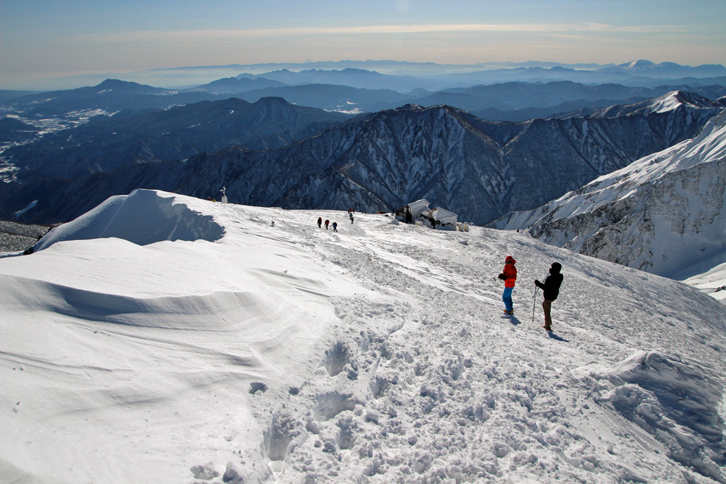 谷川岳・山頂から方の小屋を望む