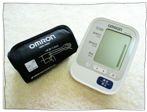オムロン　上腕式血圧計　HEM　7132