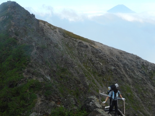 北岳八本歯のコルよりボーコン沢の頭と富士山.JPG