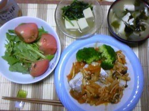 晩ごはん♪昨日の残りのタラとキノコのトマト煮と、有り合わせのサラダ、高野豆腐。雨で、ノー買い物デー★