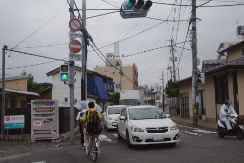 反対車線自転車逆走 車