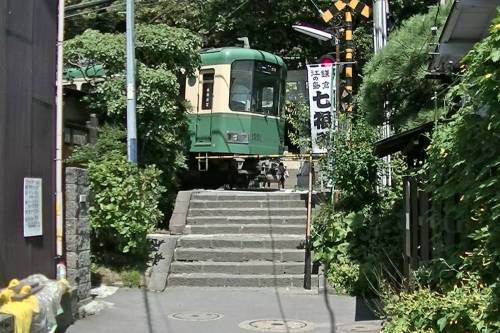 Enoshima Electric Railway crossing approach of Goryo Shrine