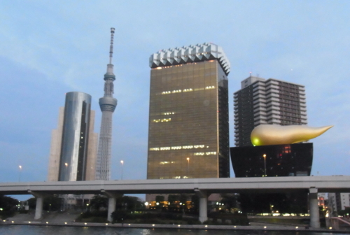 20121013　a6水上バス　浅草到着（スカイツリーとアサヒビール）.jpg