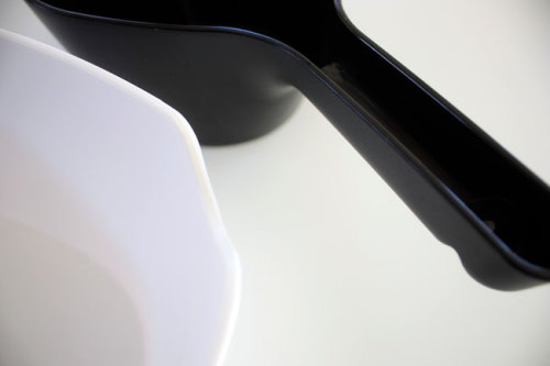ホワイト＆ブラック曲線美のウォッシュボール（洗面器）ハンディボール　clovis-クロビス　WAGAYA-（わがや）　我が家のバスルームの雑貨　真っ白、真っ黒な洗面器たち　.jpg