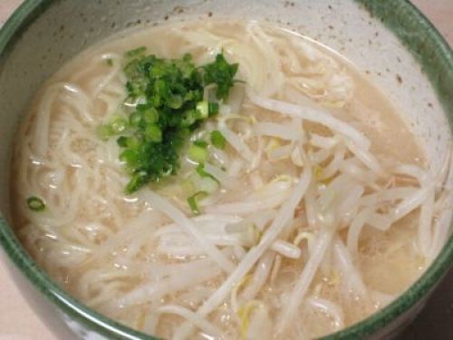 九州筑豊ラーメンにモヤシとネギだけトッピング