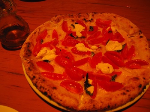 フレッシュ島トマトと自家製リコッタチーズのピッツァ .JPG