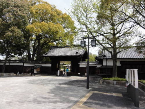 徳川美術館正門前