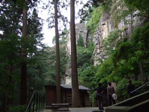 山寺 せみ塚 百丈岩.jpg