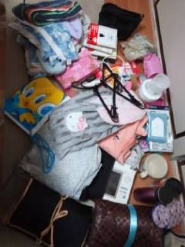 八重の桜みながら、明日の荷造り中。荷物、とりあえず、こんなもんかなぁ…(^_^;)<br />
奥にある暇つぶしの本、一番上のは妹からの差し入れ「くまモンMY BOOK」←文庫本サイズの日記帳(*^o^*)