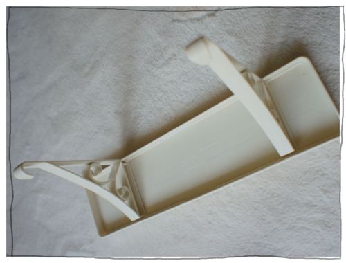 タオルバーに差し込むだけで簡単に設置できるシェルフ