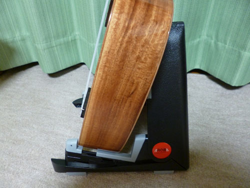 aroma_ukulele_stand_with_ukulele.jpg