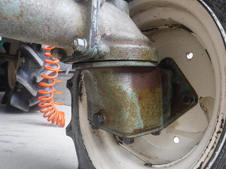 ヤンマーの古いトラクターのオイル漏れ修理。 | おっさんバギー３ 