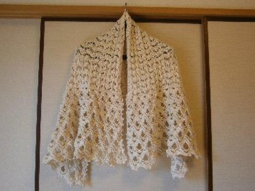棒針あみとかぎ針あみ、それぞれのレース模様が美しいストール