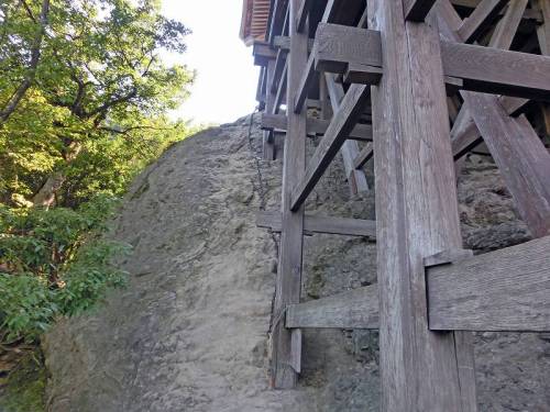 三徳山三佛寺059（文殊堂下のクサリ坂）.jpg