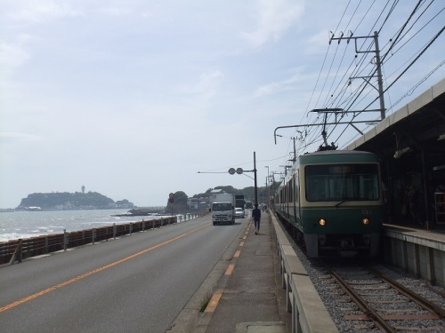 24.　江ノ電鎌倉高校駅と江の島.JPG