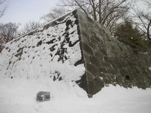 盛岡城本丸南西石垣 (500x375).jpg