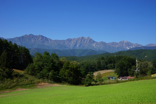 中山高原おひさま舞台と仁科3山の秋 (1400x933).jpg