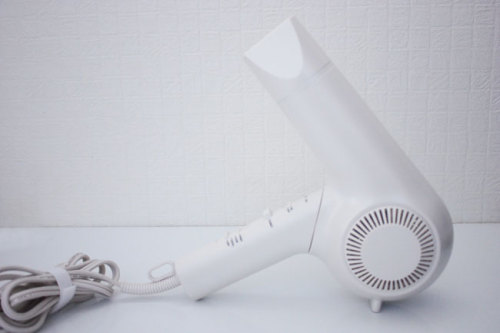 真っ白な生活家電　日用品　マイナスイオン　ヘアドライヤー　WAGAYA　（わがや）　無印良品のシンプル　デザイン　真っ白なヘアドライヤー　.jpg