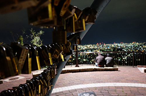 南京錠の愛の鍵モニュメントと夜景.jpg