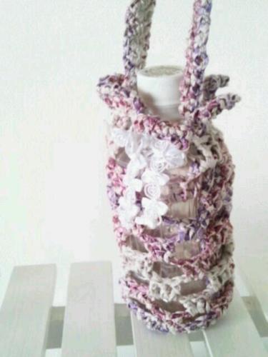 ｢春色ペットボトルホルダー｣<br />
こちらは350mlに。<br />
ボトルが飛び出さないように<br />
リボンを通してリボンに♪