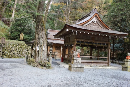 奥宮　拝殿、船形石.JPG